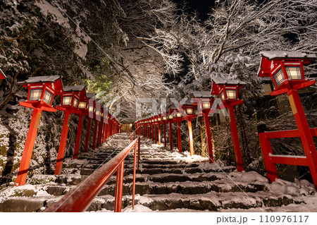 雪の積もった貴船神社 京都の冬 雪の積もった貴船神社 京都の冬 110976117