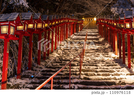 雪の積もった貴船神社　京都の冬 110976118