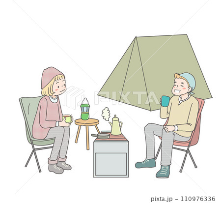 キャンプでくつろぐ男女 110976336
