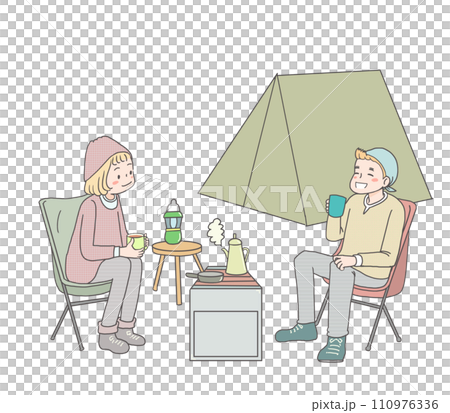 キャンプでくつろぐ男女 110976336