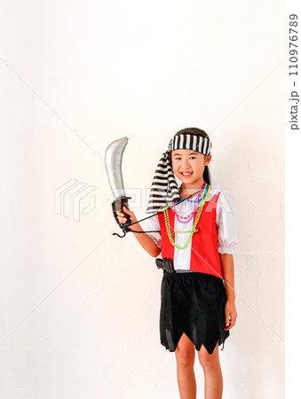 ハロウィン用海賊衣装を着た子供 110976789