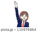 手を挙げる女性 110976864