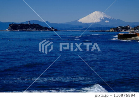 稲村ケ崎海岸より江ノ島 霊峰富士山を望む 稲村ケ崎海岸より江ノ島 霊峰富士山を望む 110976994