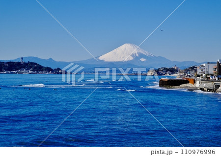 稲村ケ崎海岸より江ノ島 霊峰富士山を望む 稲村ケ崎海岸より江ノ島 霊峰富士山を望む 110976996