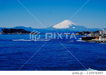 稲村ケ崎海岸より江ノ島 霊峰富士山を望む 110976997