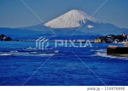 稲村ケ崎海岸より江ノ島 霊峰富士山を望む 稲村ケ崎海岸より江ノ島 霊峰富士山を望む 110976998