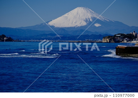 稲村ケ崎海岸より江ノ島 霊峰富士山を望む 110977000