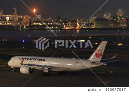 夜の羽田空港　夜間飛行に向かう旅客機　国際線の出発 110977017