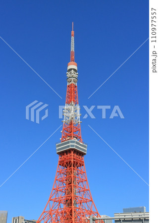 東京タワー　青空にそびえる東京タワー 110977557