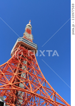 東京タワー　青空にそびえる東京タワー 110977569