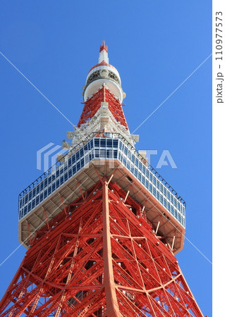 東京タワー　青空にそびえる東京タワー 110977573