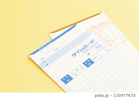 黄色背景にタイムカード 110977678