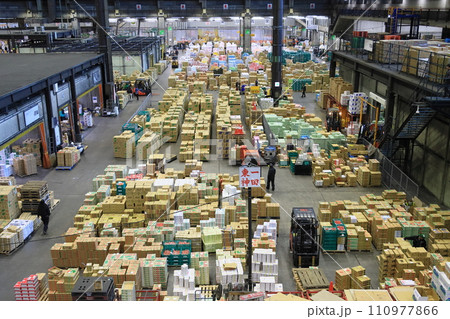 年末の大田市場　山積みされる青果の段ボール 110977866
