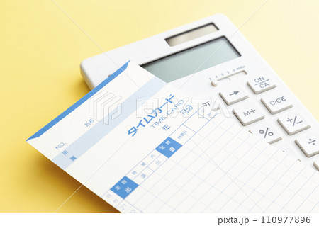 黄色背景にタイムカード 110977896