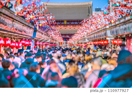日本の東京都市景観 1月・コロナ禍前のように外国人観光客らで賑う浅草寺＝令和6年1月27日 110977927