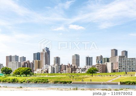【神奈川県】春の多摩川から武蔵小杉方面を望む 【神奈川県】春の多摩川から武蔵小杉方面を望む 110978002