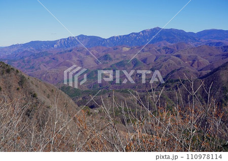 茅ヶ岳山頂からの瑞牆山と金峰山 茅ヶ岳山頂からの瑞牆山と金峰山 110978114