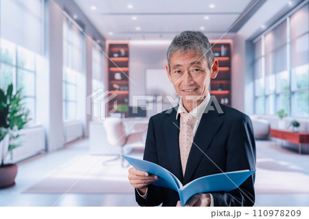 資料を確認する中年男性のVIP 110978209