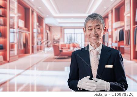 高級ブランド店で接客をする中年の男性 高級ブランド店で接客をする中年の男性 110978520