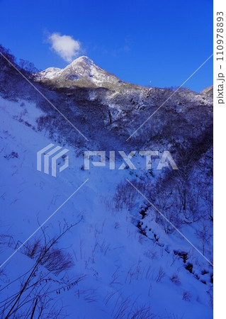 冬季妙高山の燕温泉登山道から見上げる山頂 冬季妙高山の燕温泉登山道から見上げる山頂 110978893