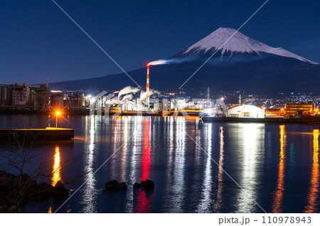 《長野県》富士山をのぞむ・田子の浦港と工場地帯の夜景 《長野県》富士山をのぞむ・田子の浦港と工場地帯の夜景 110978943