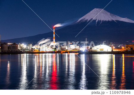 《長野県》富士山をのぞむ・田子の浦港と工場地帯の夜景 110978946