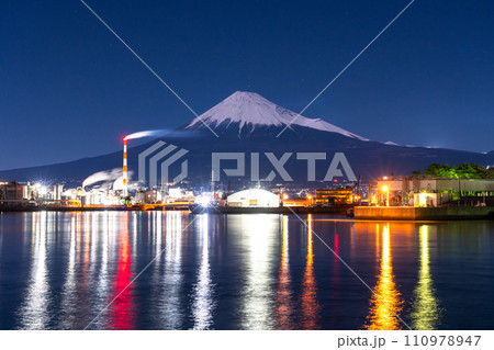 《長野県》富士山をのぞむ・田子の浦港と工場地帯の夜景 110978947