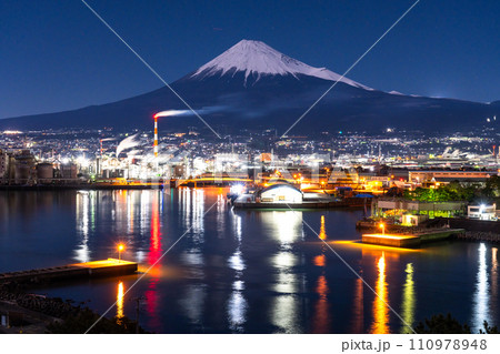 《長野県》富士山をのぞむ・田子の浦港と工場地帯の夜景 110978948