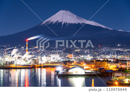 《長野県》富士山をのぞむ・田子の浦港と工場地帯の夜景 《長野県》富士山をのぞむ・田子の浦港と工場地帯の夜景 110978949