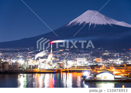 《長野県》富士山をのぞむ・田子の浦港と工場地帯の夜景 《長野県》富士山をのぞむ・田子の浦港と工場地帯の夜景 110978953