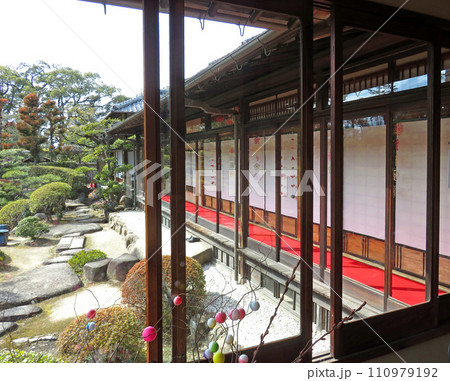縁側のある日本家屋と庭園 110979192