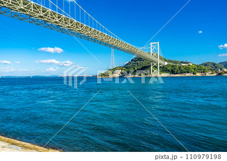 福岡県北九州市の関門海峡にかかる関門橋 福岡県北九州市の関門海峡にかかる関門橋 110979198
