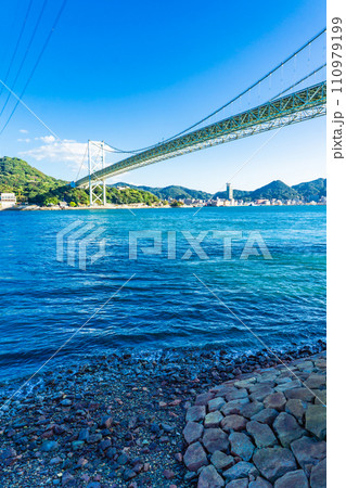 福岡県北九州市の関門海峡にかかる関門橋 110979199
