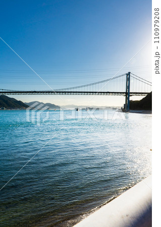 福岡県北九州市の関門海峡にかかる関門橋 福岡県北九州市の関門海峡にかかる関門橋 110979208