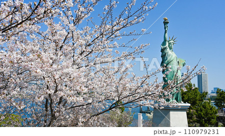 自由の女神像と満開の桜/東京都港区 自由の女神像と満開の桜/東京都港区 110979231