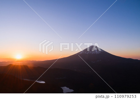 山梨県・王岳より望む富士山と御来光 110979253