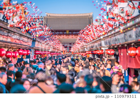 日本の東京都市景観 1月・コロナ禍前のように外国人観光客らで賑う浅草寺＝令和6年1月27日 110979311