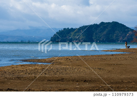 島に渡る砂州が現れた渇水の風景 110979373
