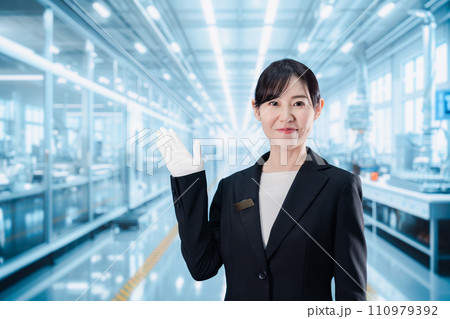 工場見学の案内をする若いビジネスウーマン 工場見学の案内をする若いビジネスウーマン 110979392