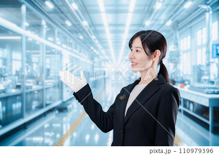 工場見学の案内をする若いビジネスウーマン 110979396
