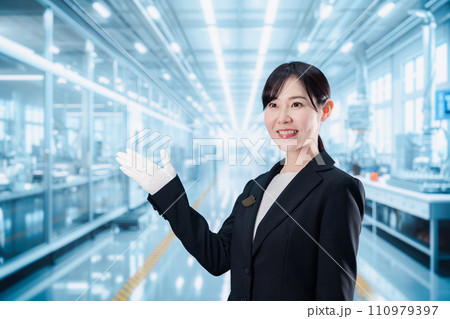 工場見学の案内をする若いビジネスウーマン 110979397