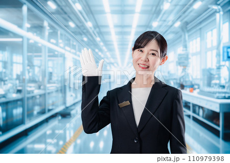 工場見学の案内をする若いビジネスウーマン 工場見学の案内をする若いビジネスウーマン 110979398