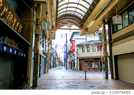 【京都】早朝の市内観光　開店前の寺町京極商店街 110979405