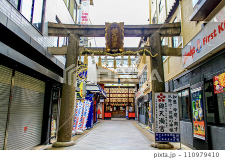 【京都】早朝の錦天満宮の石鳥居 110979410