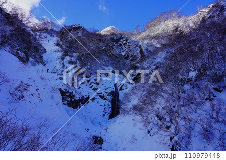 冬季妙高山の燕温泉ルートの称名滝 冬季妙高山の燕温泉ルートの称名滝 110979448