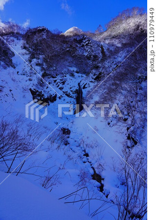冬季妙高山の燕温泉ルートの称名滝 冬季妙高山の燕温泉ルートの称名滝 110979449