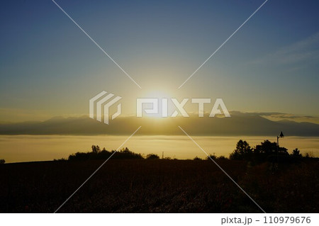 千望峠からの雲海と十勝岳連峰に昇る朝日 千望峠からの雲海と十勝岳連峰に昇る朝日 110979676