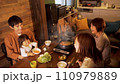 三世代家族の食卓／鍋料理で団欒 110979889