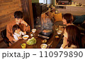 三世代家族の食卓／鍋料理で団欒 110979890