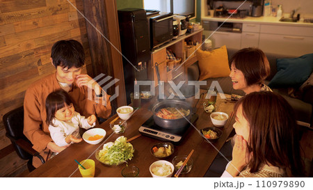 三世代家族の食卓/鍋料理で団欒 三世代家族の食卓/鍋料理で団欒 110979890